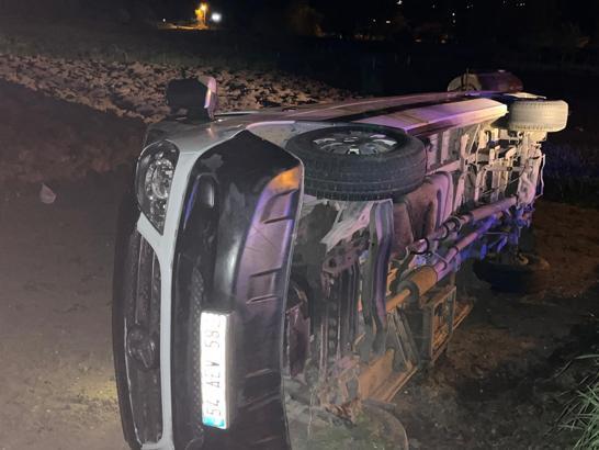 Şoför yolculara para üstü verirken minibüs şarampole yuvarlandı; 9 yaralı