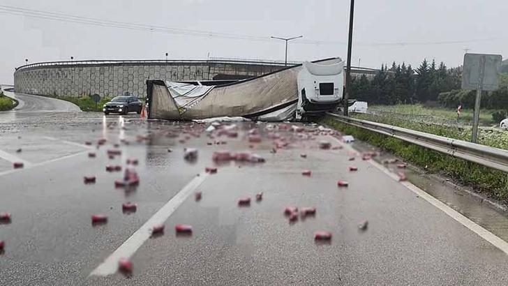 Devrilen TIR'ın dorsesinde yüklü içki kutuları yola saçıldı