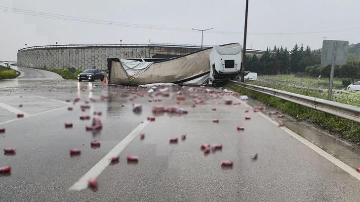 Devrilen TIR'ın dorsesinde yüklü içki kutuları yola saçıldı