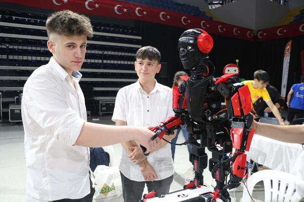 İzmir'de öğrencilerden yapay zekalı robot: 'Altan Robot'