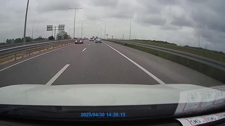 Bölünmüş yolda otomobiliyle ters yönde ilerledi; o anlar kamerada