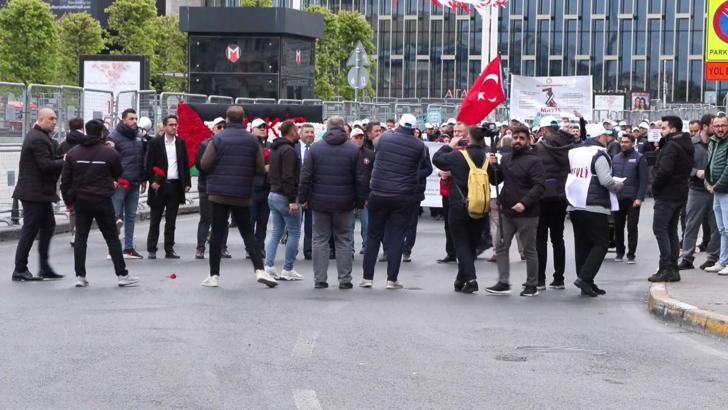 İstanbul- HAK-İŞ Taksim'deki Cumhuriyet Anıtı'na çelenk bıraktı