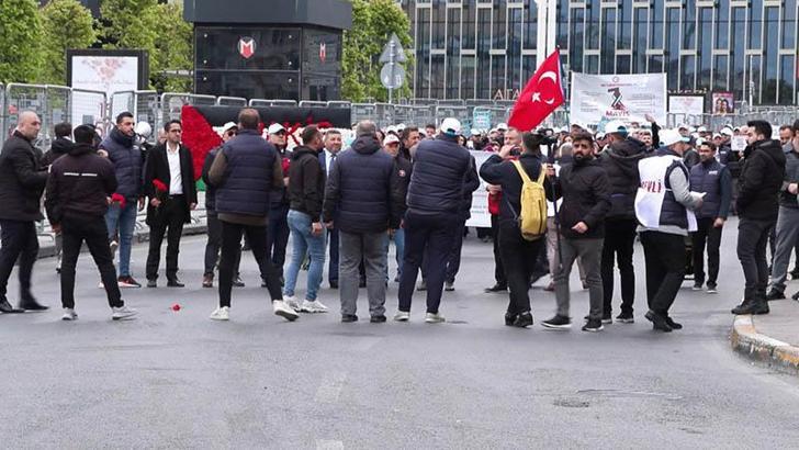HAK-İŞ Taksim'deki Cumhuriyet Anıtı'na çelenk bıraktı