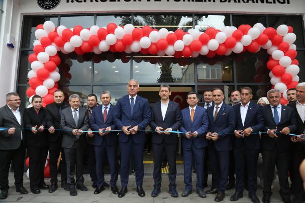 Metruk bina modern kütüphaneye dönüştü; açılışı Bakan Ersoy yaptı