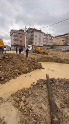 İstanbul- Sultangazi'de inşaat çalışmasında boru patladı, cadde ve sokakları su bastı