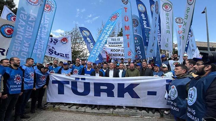 TÜRK-İŞ'ten bakanlık önünde '1 Mayıs' kutlaması