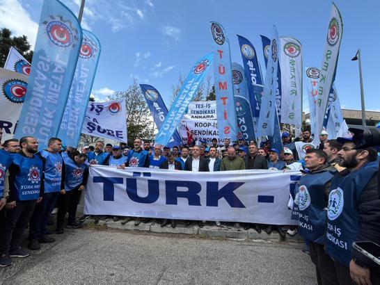 TÜRK-İŞ'ten bakanlık önünde '1 Mayıs'ı kutlaması