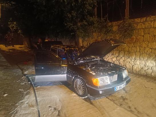 Siirt’te seyir halindeyken alev alan otomobil, kullanılamaz hale geldi