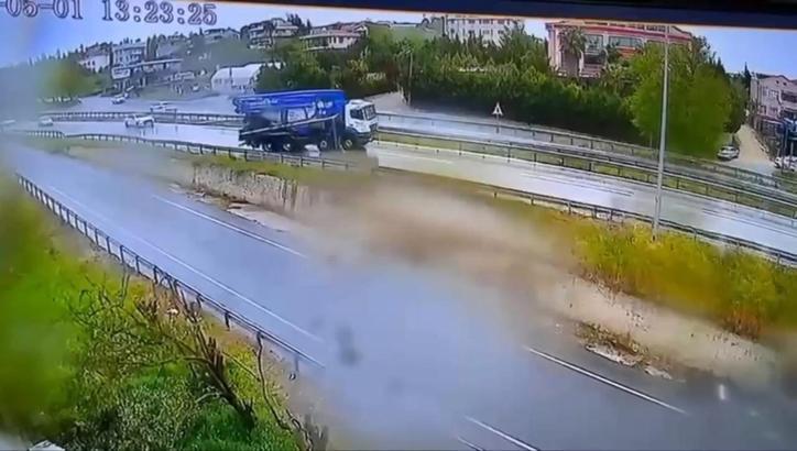 İstanbul - Büyükçekmece’de 30 saniye arayla meydana gelen 2 kaza güvenlik kamerasında