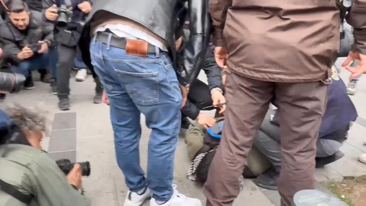 İstanbul - Mecidiyeköy'de üzerinden makas çıktı; kendisini 'Burun kıllarımı alıyorum' sözleriyle savundu