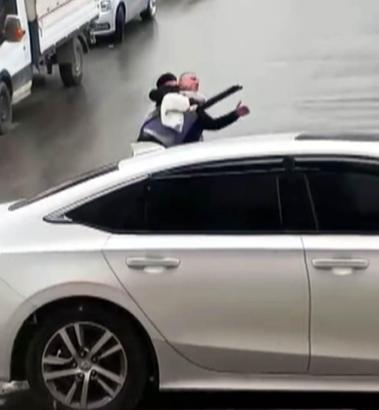 Kendisine silah doğrultan kayınpederine müdahale etti; o anlar kamerada