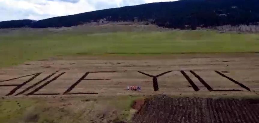 Ardahanlı çiftçi, traktörüyle tarlasına 'Aile Yılı' yazdı