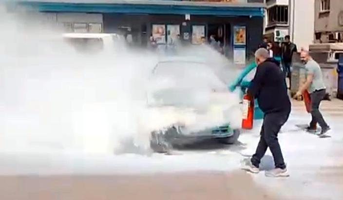 Otomobildeki yangına ilk müdahaleyi çevredekiler yaptı