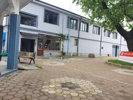 Tabela takarken merdivenden düşüp yaralandı