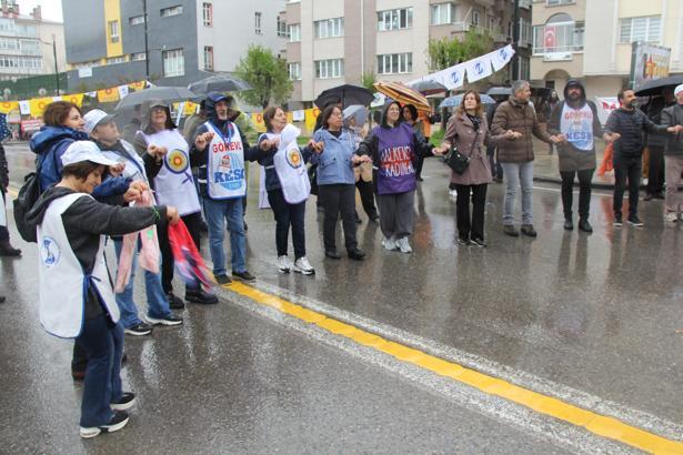 Sivas'ta yağmur altında halaylı 1 Mayıs