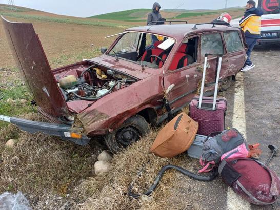 Takla atan otomobildeki 6 kişi yaralandı