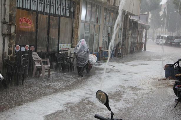 Manisa'da sağanak ve dolu etkili oldu