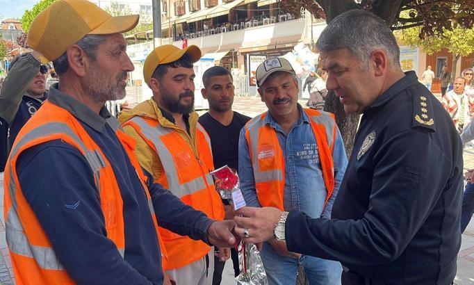 Edirne Emniyet Müdürü Karaburun, işçilere karanfil dağıttı