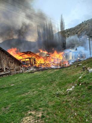 Yusufeli’de yangın; 3 ev, samanlık ve ahır küle döndü