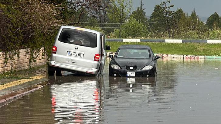 Kütahya'da sağanak; otomobilinde mahsur kalan sürücüyü polis kurtardı