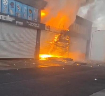 Diyarbakır’da, oto sanayi sitesindeki bir iş yerinde patlama sonrası yangın; olay anı kamerada