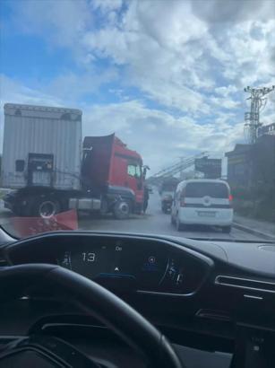 İstanbul - Esenyurt’ta sürücüsünün direksiyon hakimiyetini kaybettiği TIR, refüjdeki PTS direğini devirdi