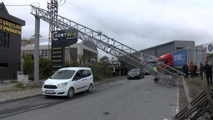 Esenyurt’ta sürücüsünün direksiyon hakimiyetini kaybettiği TIR, refüjdeki PTS direğini devirdi