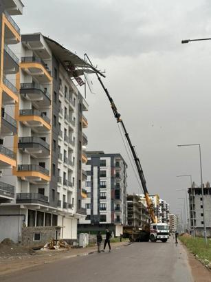 Diyarbakır ve Batman’da fırtına; çatı ve ağaçlar, araçların üzerine devrildi (2)