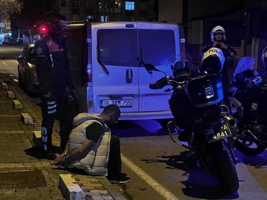 Cezaevinden izinli çıktı, polisten kaçmak isterken uyuşturucuyla yakalandı