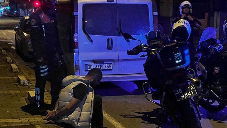 Cezaevinden izinli çıktı, polisten kaçmak isterken uyuşturucuyla yakalandı