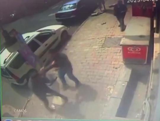 İstanbul - Esenyurt'ta kavgada husumetlisine ateş etti; yoldan geçeni öldürdü