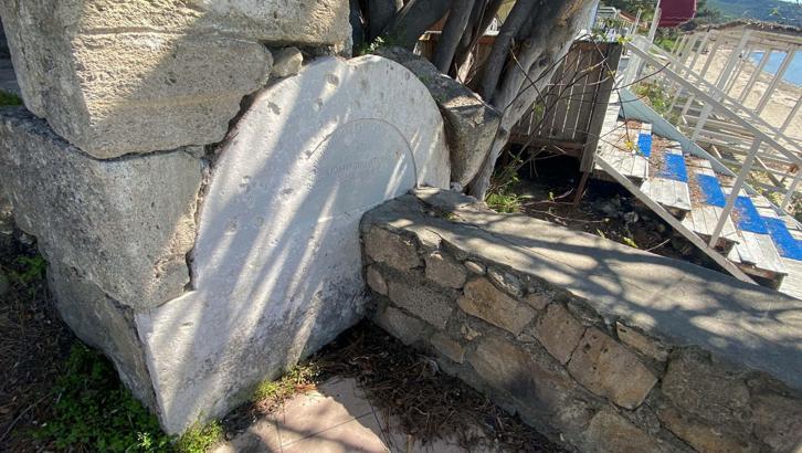 Tarihi çeşme taşı, duvarın içinde kalmış