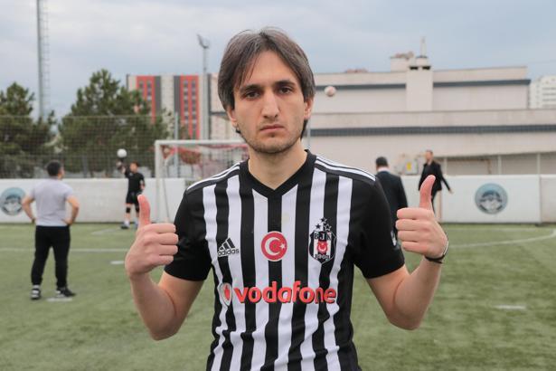 Görme engelli öğretmen, okulda öğrencilerin, yeşil sahada topun peşinden koşuyor