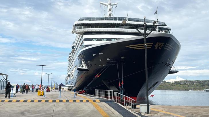 Bodrum'a denizden 590 turist geldi