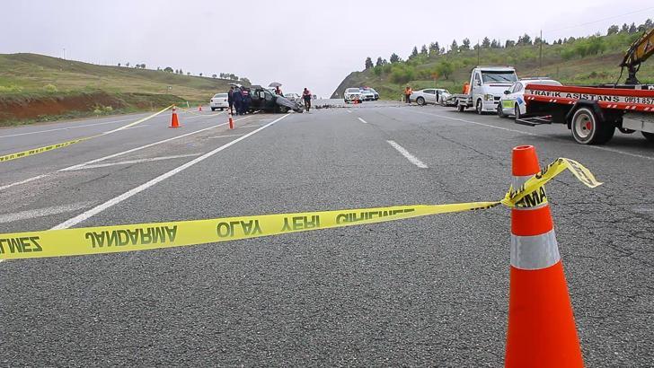 Hafif ticari araç ile otomobil çarpıştı: 2 ölü, 2 yaralı