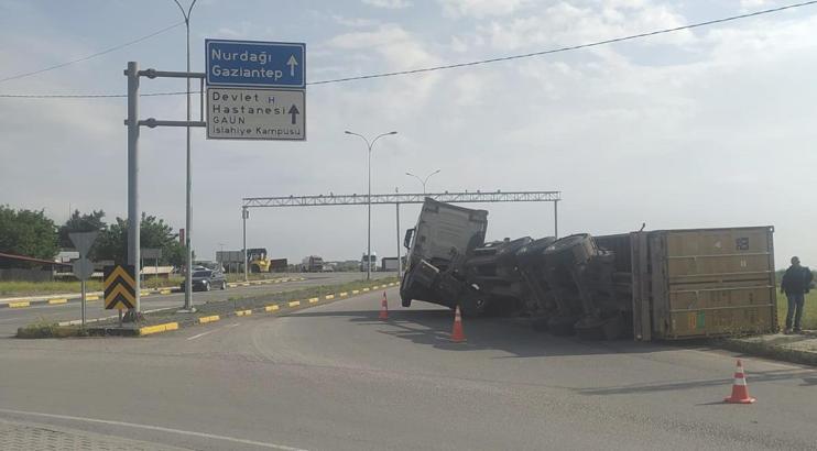 Gaziantep'te konteyner yüklü TIR'ın dorsesi devrildi