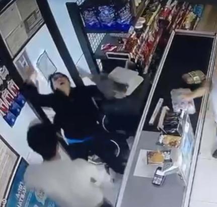 Çalıştığı zincir markettemesai arkadaşı tarafından darbedildi, o anlar kamerada