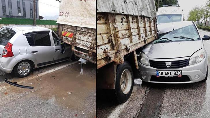 Otomobil, yağmurda, park halindeki kamyona çarptı; sürücü yaralı