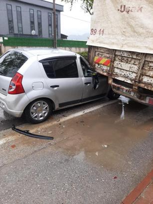 Otomobil, park halindeki kamyona çarptı; sürücü yaralı