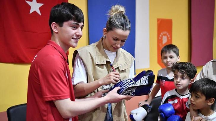 Milli boksör Hatice Akbaş, genç sporcular ile buluştu