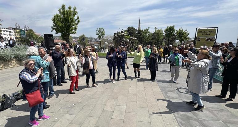 İhalenin iptalini göbek atarak kutladılar