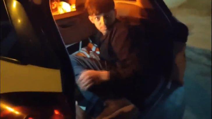 Otomobilden 6 kaçak göçmen çıktı; 2 tutuklama