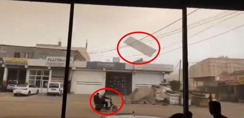Fırtınada uçan levha tellere çarpıp yön değiştirdi, motosiklettekiler ölümden döndü