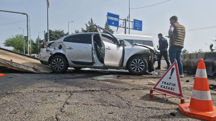 Diyarbakır’da kamyonet ile otomobil çarpıştı: 3 yaralı