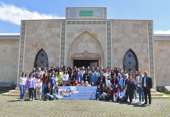 Mektup yazma yarışmasında dereceye giren Bursalı kız öğrenciler, Ahlat Külliyesi'nde ağırlandı