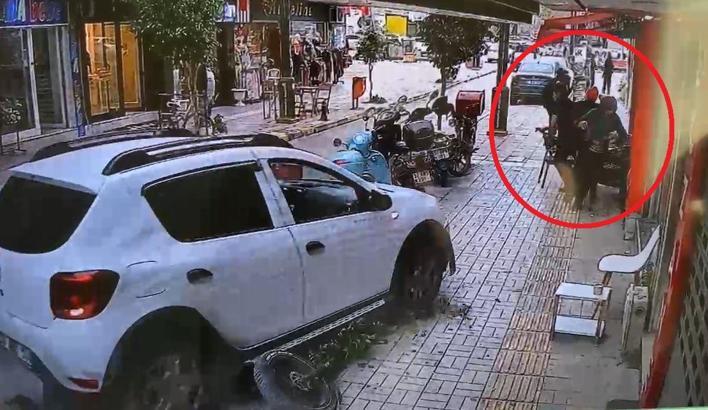 Sürücüsünün fren yerine gaza bastığı otomobil kaldırıma çıktı, 4 kişi panikle kaçtı