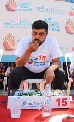 3 dakikada 398 gram acı biber yiyip, yarım altın kazandı