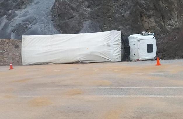 Sivas'ta devrilen kamyonun şoförü yaralandı