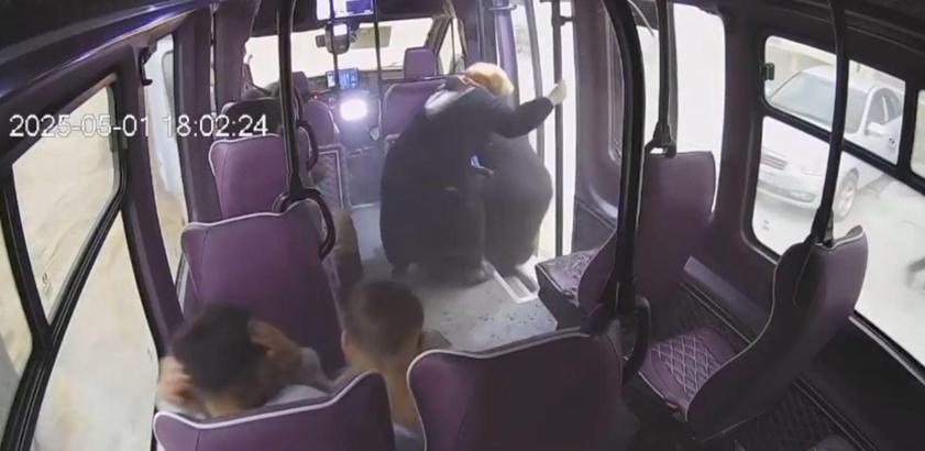 Fırtınada binanın çatısı uçtu, parçalar minibüse çarptı