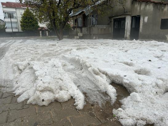Sivaslı'da sağanak ve dolu etkili oldu